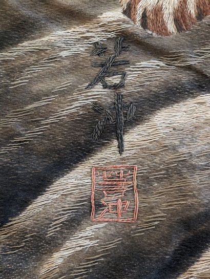 null JAPON - Epoque EDO (1603-1868)
Tenture brodée en fils de soie au point lancé...