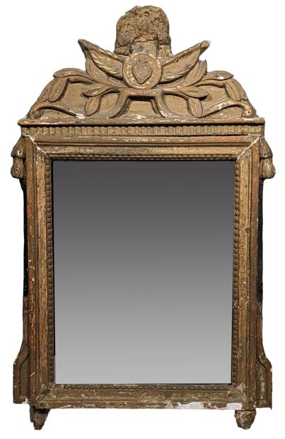 null Petit miroir de cheminée en bois stuqué, doré et rechampi à décor sculpté de...