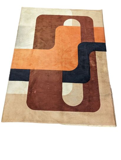 null Important tapis en laine à décor de volutes et motifs géométriques orange marron...