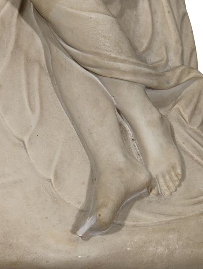 null G. ROSSI (XIXe)
"Femme à l'Antique sur une méridienne et tenant une pomme"
Sculpture...