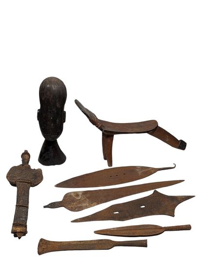 null Réunion d'objets d'art africain en bois sculpté et métal 
XXe siècle