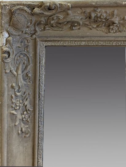 null Miroir de cheminée en bois stuqué et laqué gris taupe à décor sculpté de fleurs...