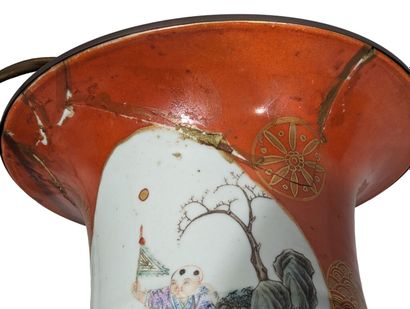 null Important vase en porcelaine à décor de femmes dans un paysage, en réserve sur...