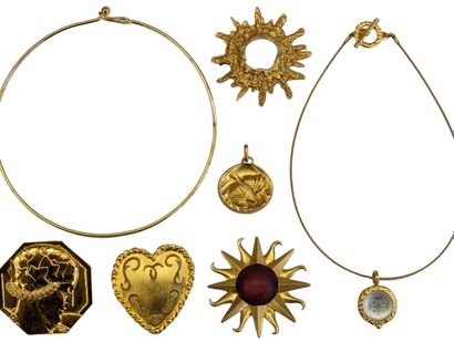 null MONNAIE DE PARIS: 
Collection de 7 bijoux fantaisie en métal doré comprenant...