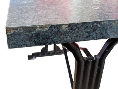 null LOUIS VUITTON
Table de bistrot en fer forgé à décor en X et pans coupés
Monogrammé...