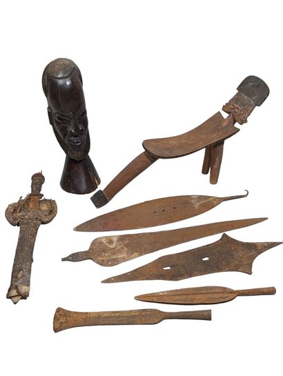 null Réunion d'objets d'art africain en bois sculpté et métal 
XXe siècle