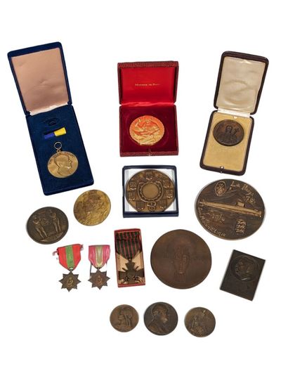 null Collection de médailles commémoratives en bronze dont : 
- La Praya 1781-1976...
