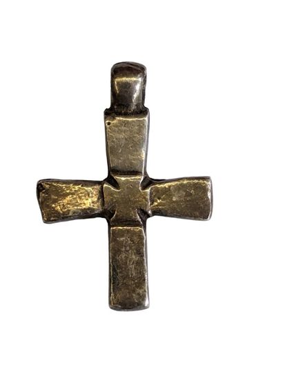 null Croix en argent 925/oo à décor dans le goût du XVIIe siècle
Poids: 7,78 g