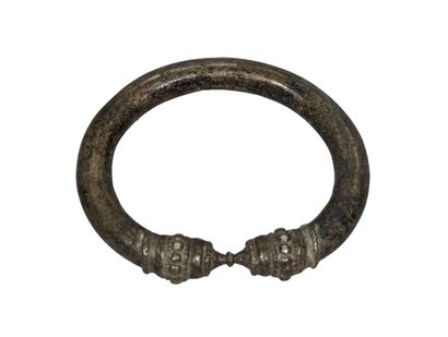 null Bracelet de cheville en bronze
INDE - XXe siècle
Diamètre : 11 cm