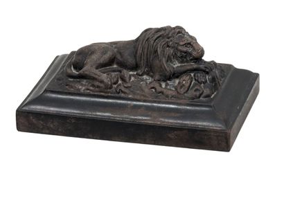 null Presse-papier en bois sculpté figurant un lion couché.
6 x 15.5 x 10 cm