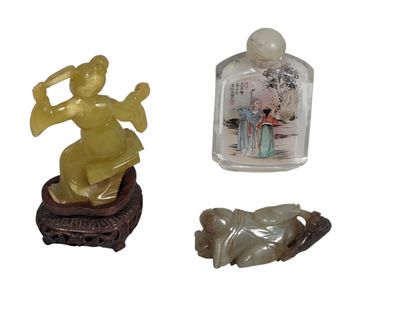 null CHINE
Lot comprenant deux sujets en jade et une tabatière en verre à décor peint...