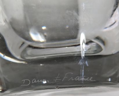 null DAUM
Grand vase en cristal à deux prises. Signé.
Hauteur : 26 cm