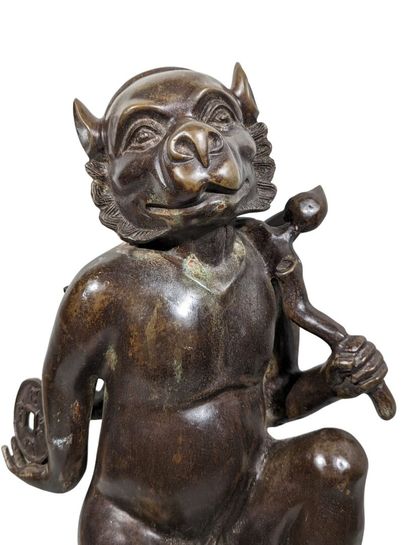 null "Le dieu Hanuman tenant une liane et un tsuba"
Sujet en bronze à patine brune
Hauteur...