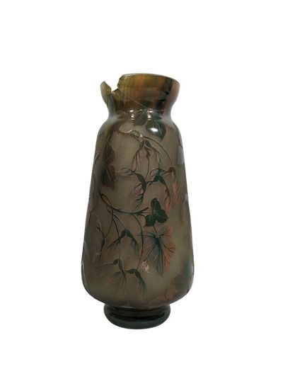 null GALLE (dans le goût de)
Vase à col resserré en verre multicouche à décor de...