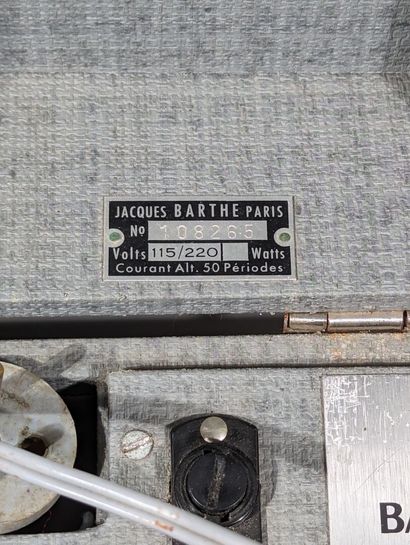 null Jacques BARTHES PARIS
Platine disques électrique dans sa valise de présentation...