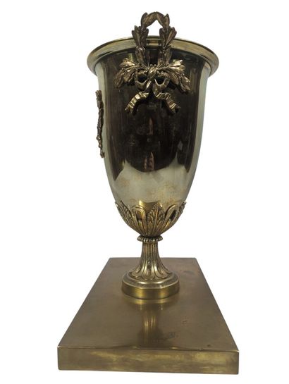 null J. d'ESTRAY, 4 rue Greffulhe paris
Vase en bronze de forme balustre à anses...