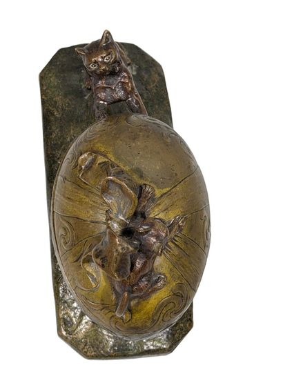 null Sylvain KINSBURGER (1855-1935)
Boite en bronze à patine doré, brune et verte...