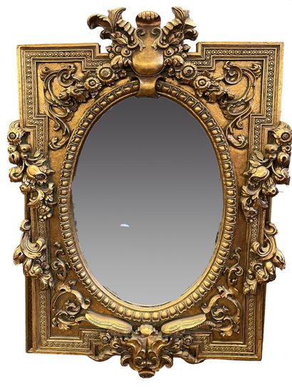null Important miroir en bois stuqué et doré à riche décor en ronde bosse de cuirs...