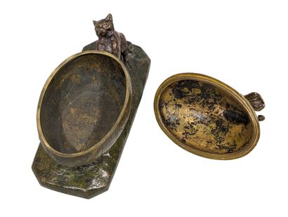 null Sylvain KINSBURGER (1855-1935)
Boite en bronze à patine doré, brune et verte...