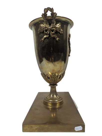 null J. d'ESTRAY, 4 rue Greffulhe paris
Vase en bronze de forme balustre à anses...