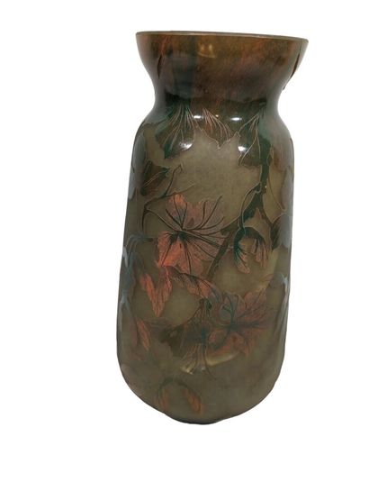 null GALLE (dans le goût de)
Vase à col resserré en verre multicouche à décor de...