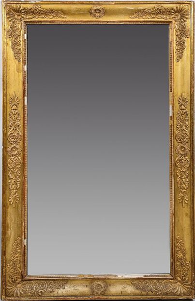 null Miroir rectangulaire en bois et stuc doré à décor de palmette.
Style restauration.
92...