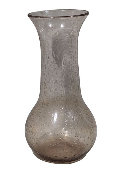 null BIOT
Vase en verre bullé rosé, signé.
Hauteur : 34 cm