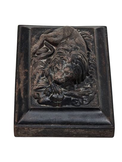 null Presse-papier en bois sculpté figurant un lion couché.
6 x 15.5 x 10 cm