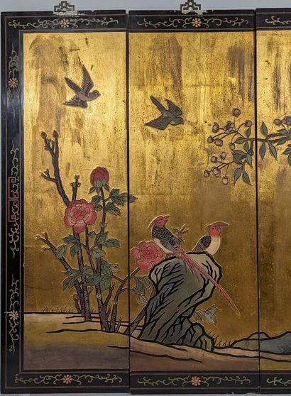 null Quadriptyque formé panneaux de laque doré et peint figurant des cerises en fleurs...