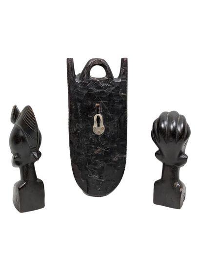 null AFRIQUE
Réunion de trois sculptures en ébène et bois noirci
Hauteur : 26 cm...