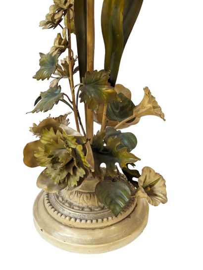null PIED DE LAMPE en métal patiné à décor de bouquet de fleurs reposant sur une...