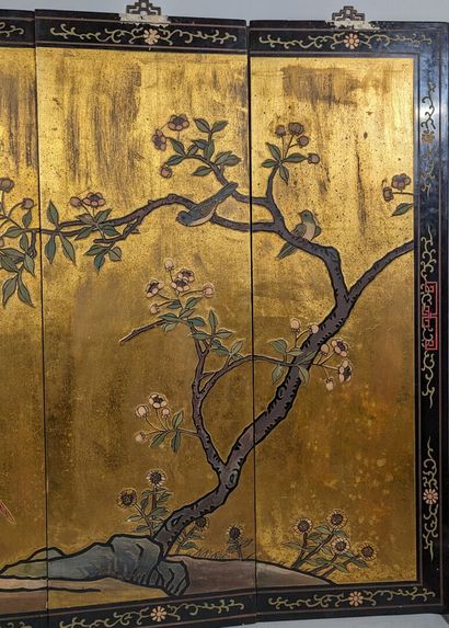 null Quadriptyque formé panneaux de laque doré et peint figurant des cerises en fleurs...