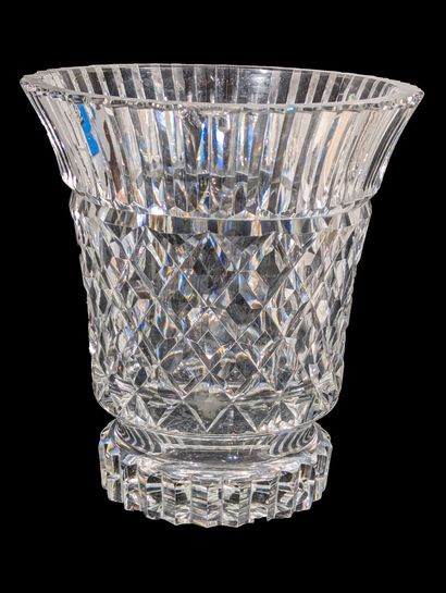 null SAINT-LOUIS
Vase en cristal à décor de pointe de diamants marqué au revers.
Hauteur...