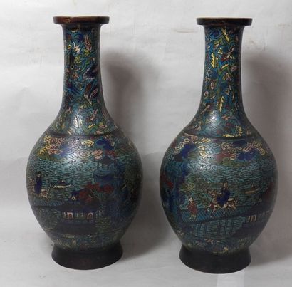 null Paire de vases en bronze cloisonné dans le goût de la Chine (manque les anses)...