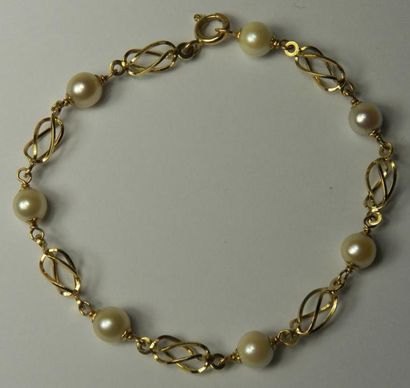 null Bracelet en or jaune à maillons noués et ajourés alternés de perles de culture....