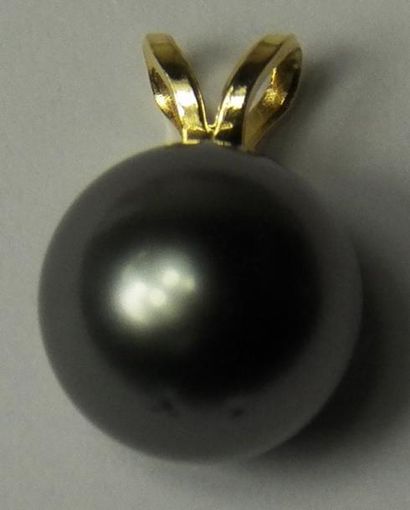 null Pendentif orné d'une perle de Tahiti grise, diamètre 8,9 mm, la bélière en or...