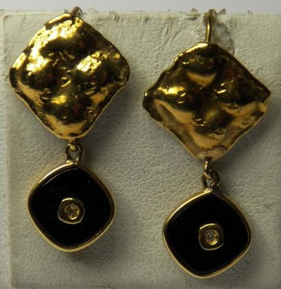null Paire de pendants d'oreilles composés de motifs en losange en or jaune martelé...