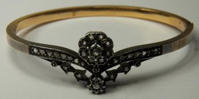 null Bracelet "Jonc" ouvrant en or et argent, la partie supérieure à décor floral...