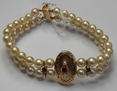 null Bracelet double rang de perles de culture, agrémenté au centre d'un motif ovale...