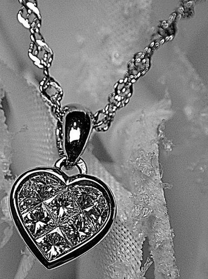 null Un pendentif coeur très surprenant serti de 8 diamants princes en serti invisible...