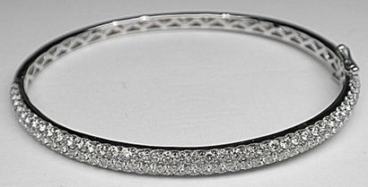 null Un bracelet jonc ouvrant en or blanc pavé de diamants (G/ VS) pour 3,5 c env...