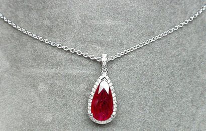 null Pendentif or blanc soutenant un rubis de forme poire NATUREL de très belle couleur...