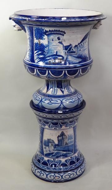 MONTAGNON Socle et vase forme Médicis en faïence camïeu bleu, décor de paysage (éclat)...