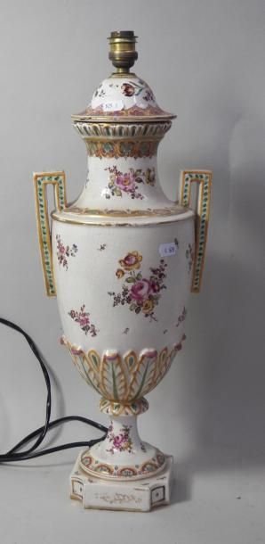 null Vase en faïence polychrome à décor de fleurs (percé pour l'électricité)