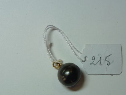 null Pendentif en or jaune agrémenté d'une perle de Tahiti (diamètre 12,2 mm). Poids...