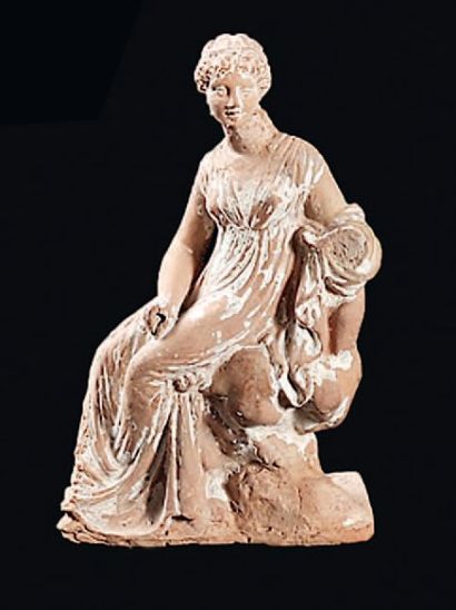 null Statuette en terre cuite rose représentant un jeune femme. (Manque le bras gauche)....