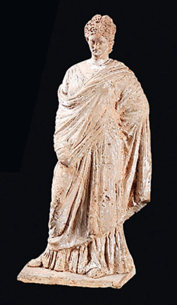 null Statuette en terre cuite représentant une jeune femme vêtue d'une vaste cape....