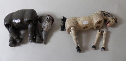 null Deux jouets en bois peint figurant un cheval et un éléphant - Travail ancie...