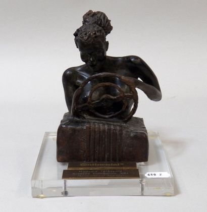Alain MOITRIER (1941) "Pin-Up" Epreuve en bronze signée au dos socle en plexiglass...