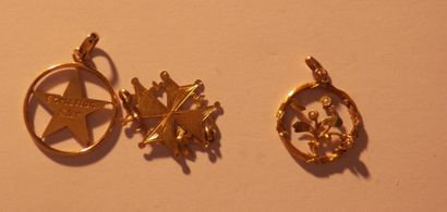 null Trois pendentifs en or : un médaillon CHRISTIAN DIOR, un croix de MALTE, un...